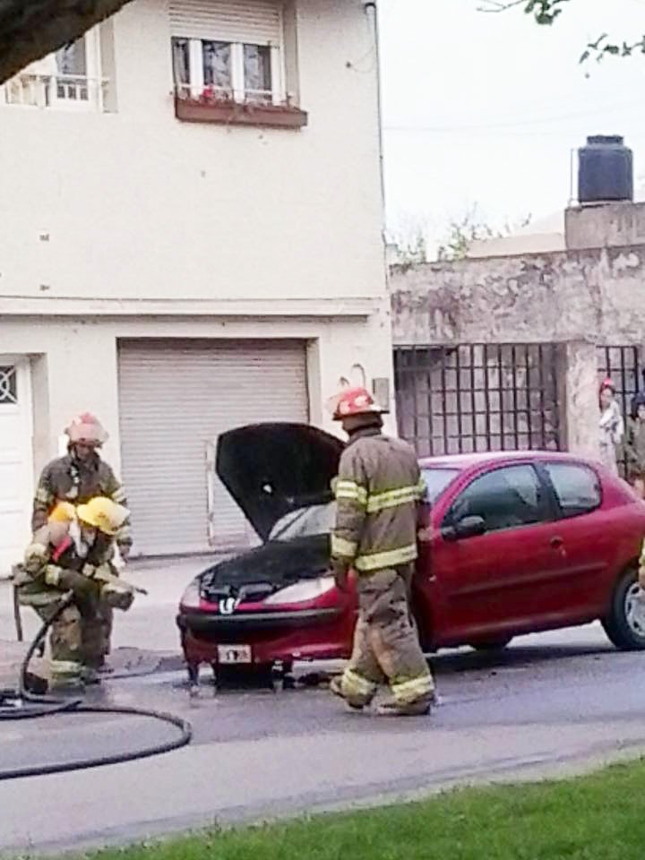 Principio de incendio en un automóvil