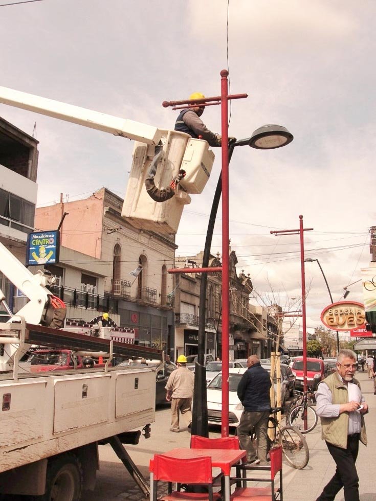 Avanza la colocación de luminarias en el centro