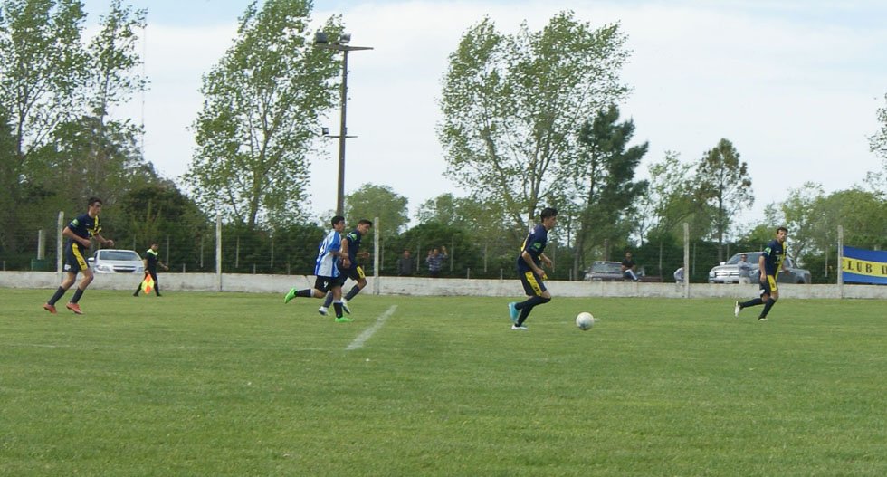Racing empató con Los Pinos y clasificó cuarto 