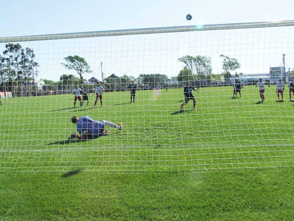 Dura derrota de Racing en Comandante Nicanor Otamendi