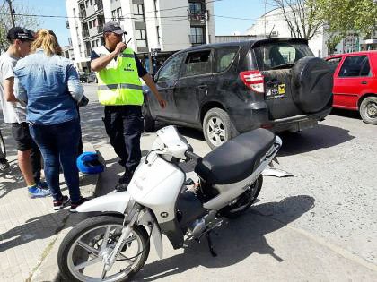 Motociclista lesionado   tras colisionar con un auto