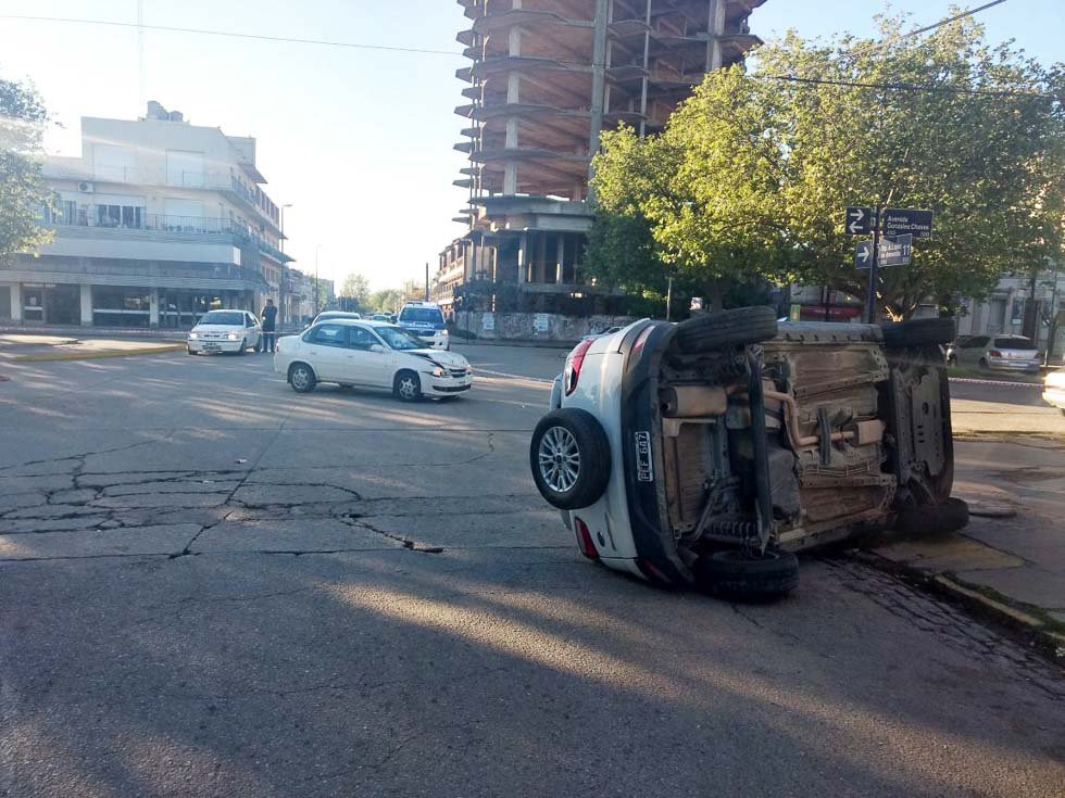 Choque y vuelco en la madrugada 