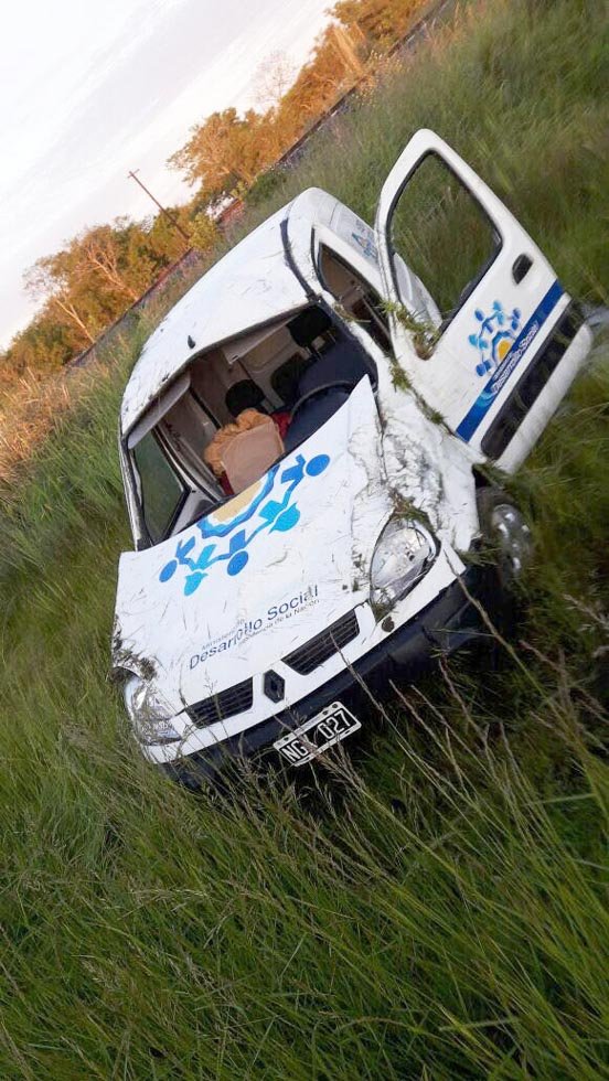 Volcó un vehículo municipal en Maipú: su conductor resultó con golpes leves