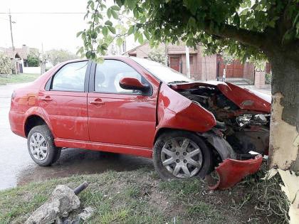 Una mujer y sus hijas hospitalizadas tras chocar contra un árbol
