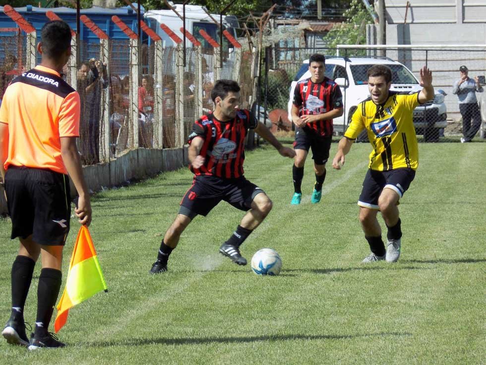 El último campeón está en semifinales