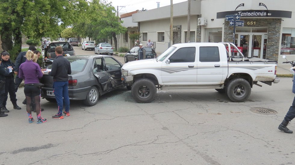 Violento choque: solo hubo daños materiales