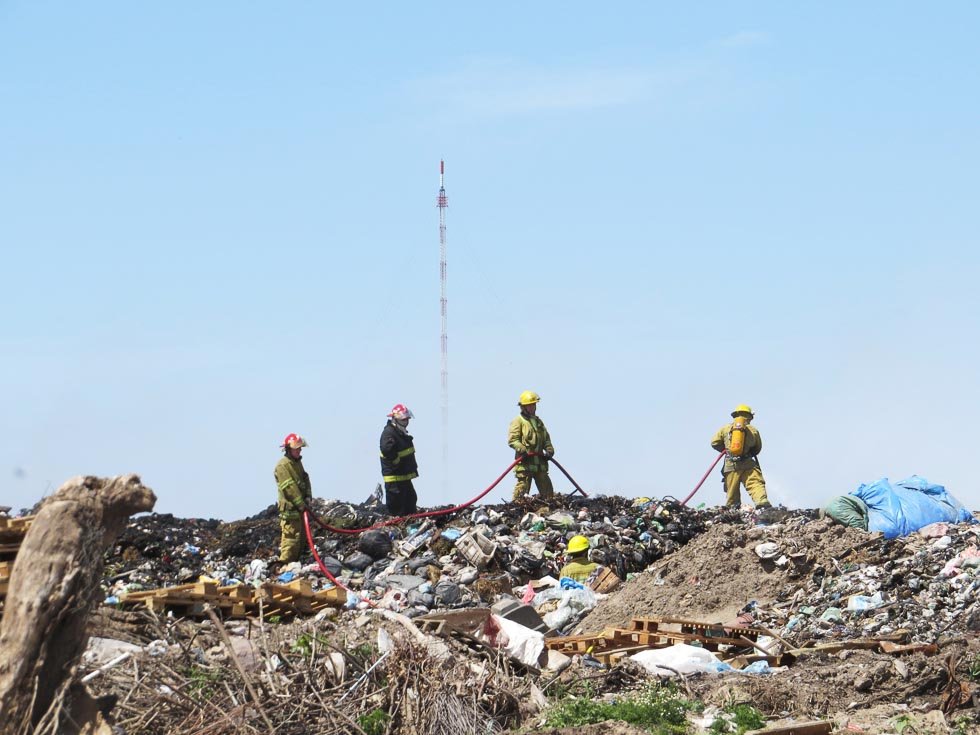 Ardua labor de los bomberos para  apagar incendio en el relleno sanitario