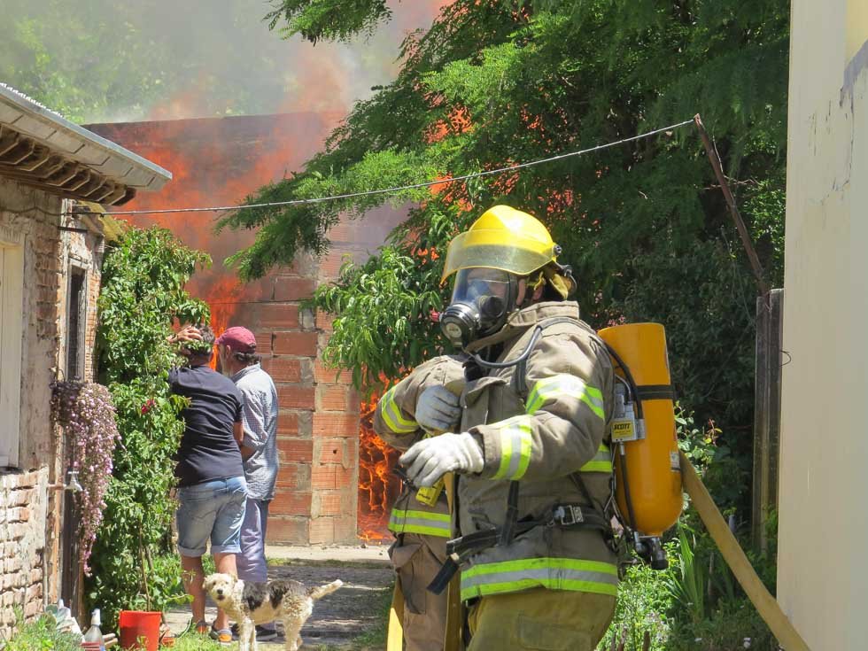 Destruyó el fuego una vivienda