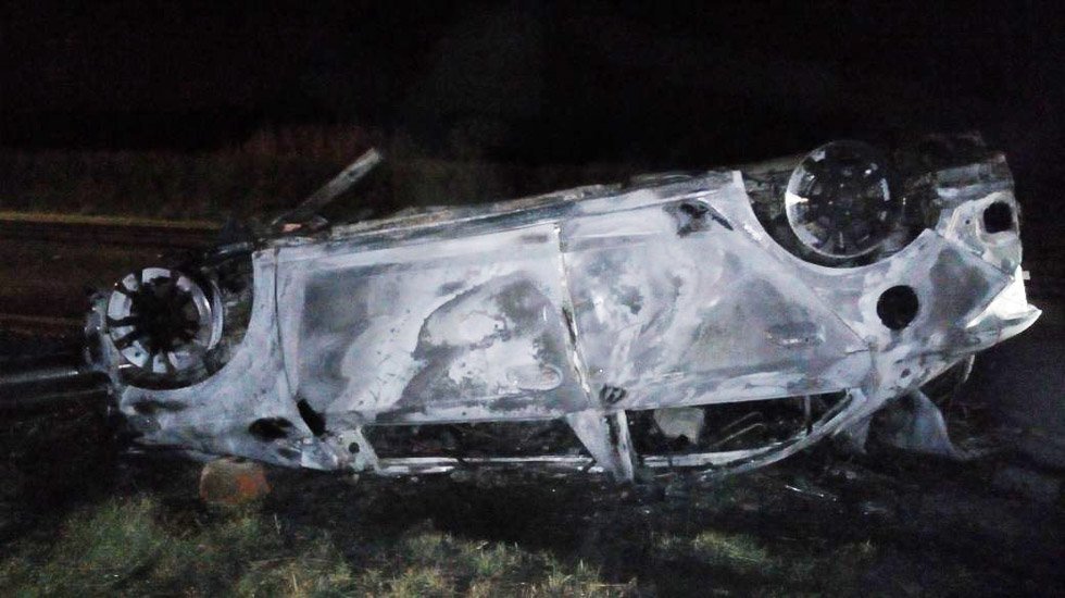 Vuelco e incendio de un auto: su conductor sufrió lesiones