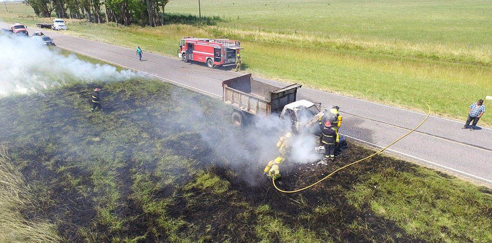 El fuego destruyó la cabina de un camión