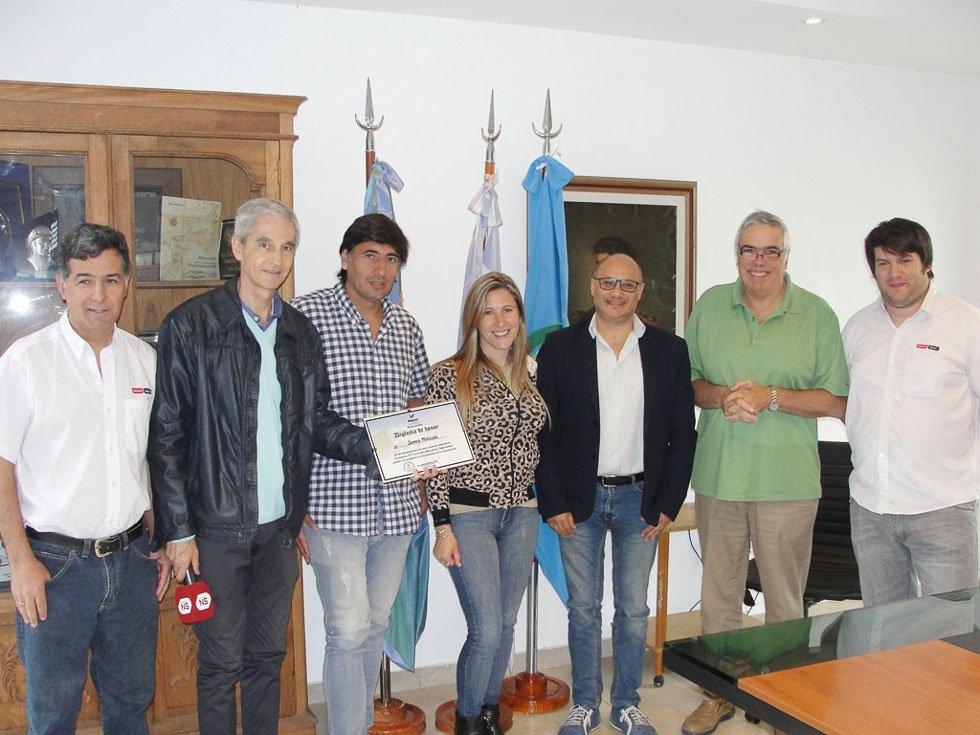 Reino entregó un «diploma de honor»  a los integrantes de Somos Noticias
