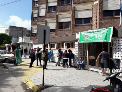 Municipales del STM se manifestaron en la puerta del Hospital