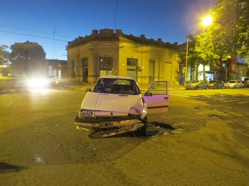 Fuerte colisión en Av. Favaloro y 26