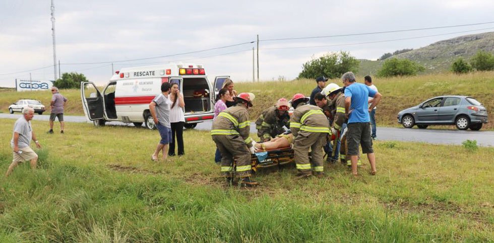 Una mujer resultó con heridas  de carácter leve tras un vuelco
