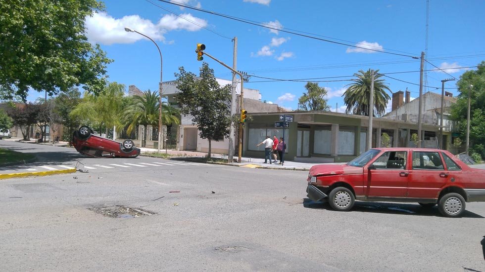 Otro violento choque, con vuelco incluido,  por el mal funcionamiento de los semáforos 