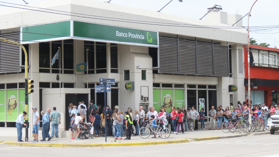 Largas colas y malestar frente a la sucursal local del Banco Provincia