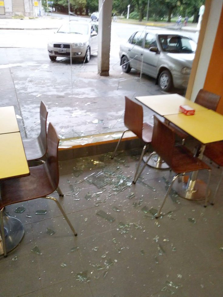 Vandalismo: destrozaron  vidrieras de negocio céntrico