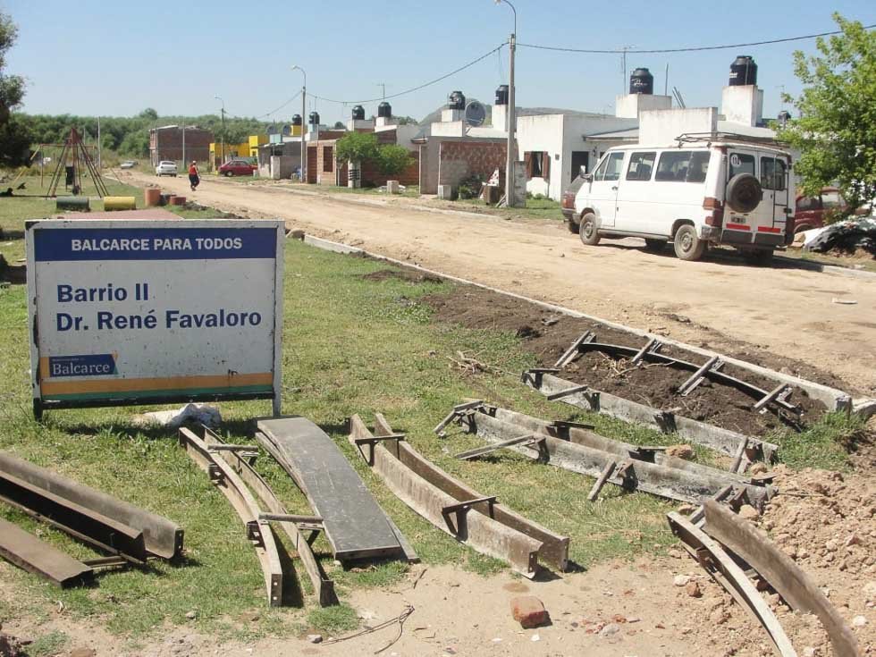 Se construyen varias cuadras de cordón cuneta