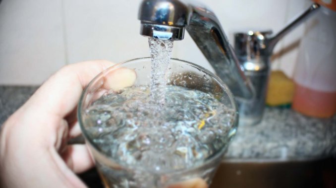 Por mayoría, el oficialismo aprobó el aumento de agua y cloacas