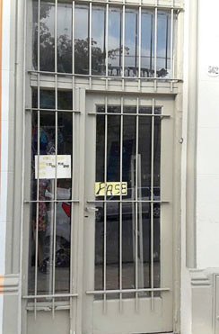 La amenazaron con un cuchillo  en la garganta para robarle dinero