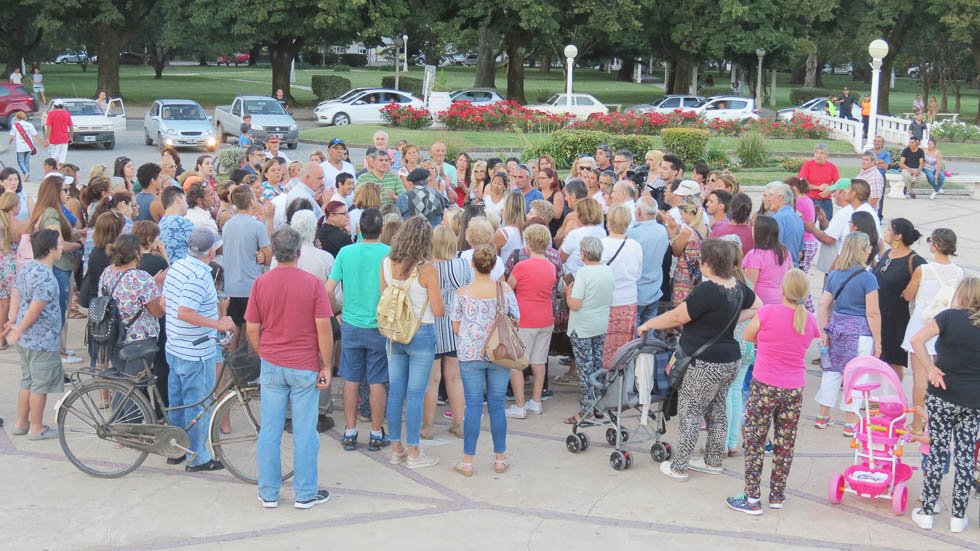 Fue escasa la respuesta de los vecinos a la convocatoria para reclamar en la plaza Libertad contra la inseguridad