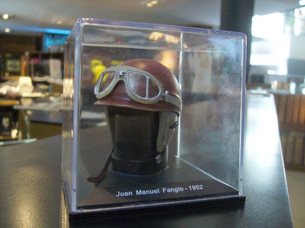 Histórico casco de Fangio forma parte  de una serie de réplicas coleccionables