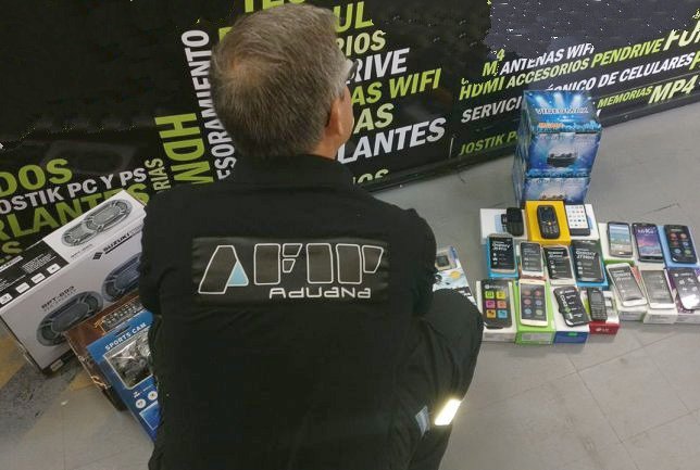 Secuestran celulares por más de $ 700.000 en comercios céntricos