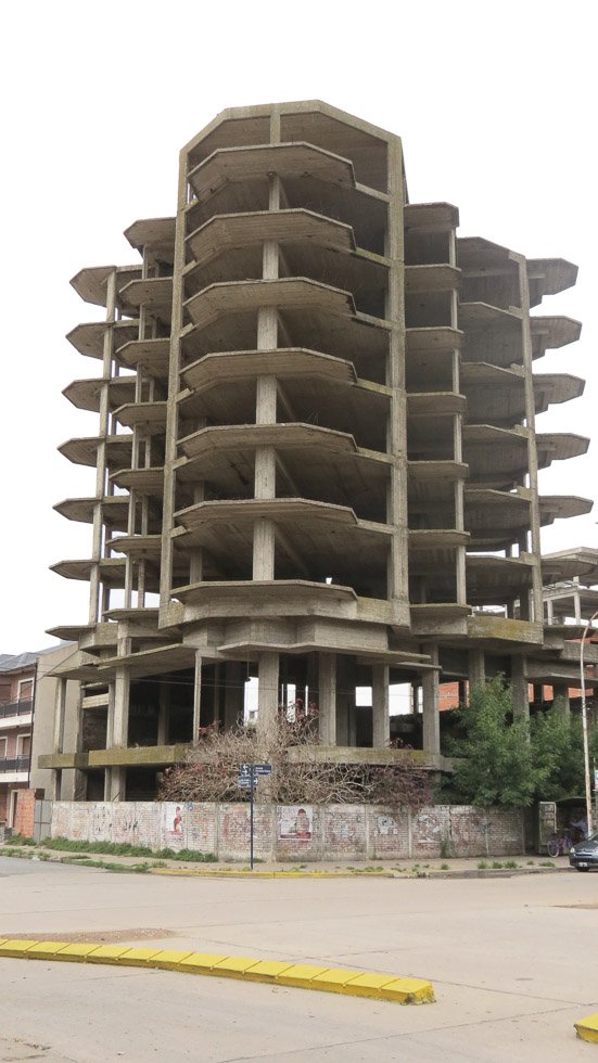 Desaparecería el viejo fantasma  de un «esqueleto» en construcción