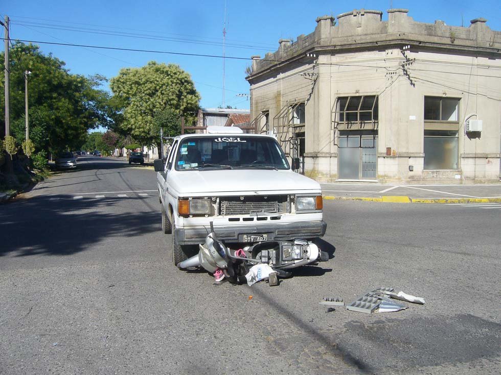 Múltiples fracturas en  una pierna sufrió una motociclista en un choque