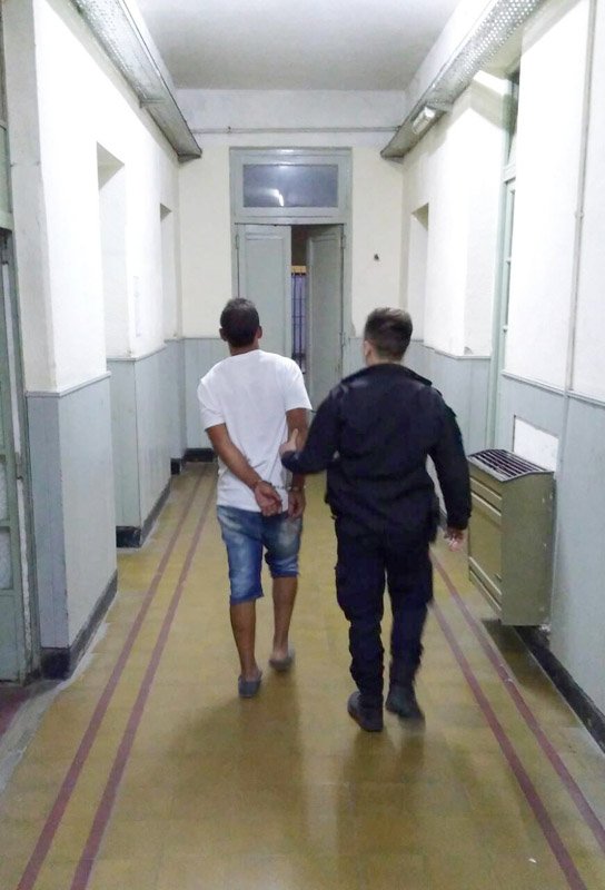 Deplorable sujeto fue detenido cuando golpeaba a una joven 