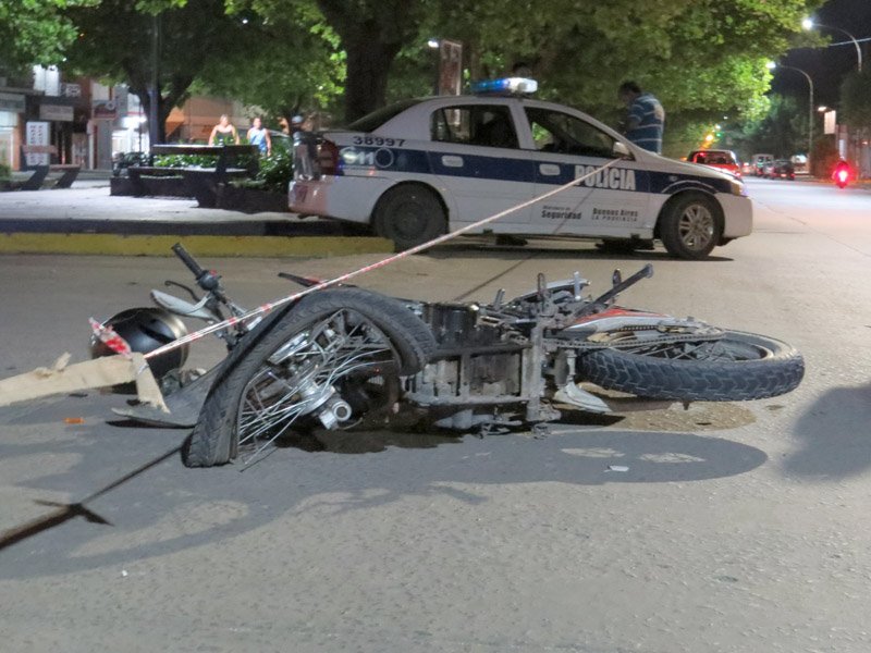 Motociclista hospitalizado tras chocar contra un auto