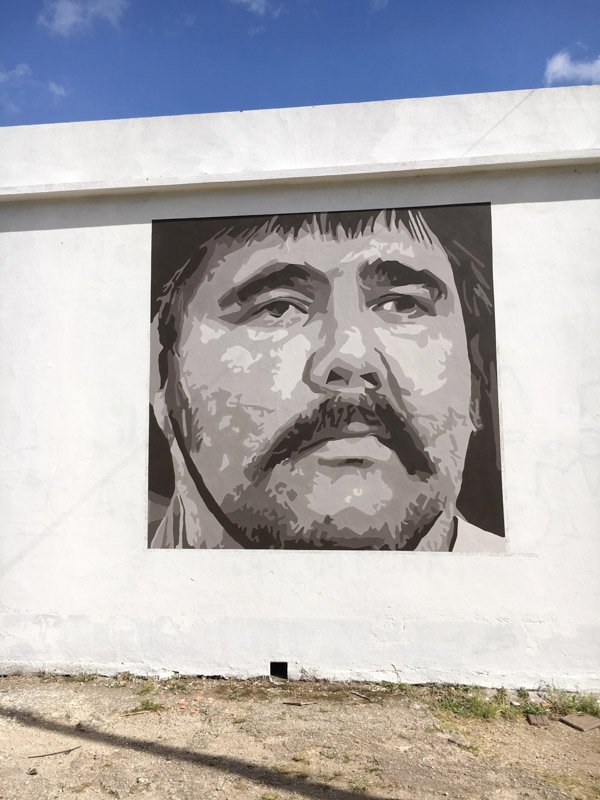 El Sargento García "custodia"  la esquina de 26 y Av. Favaloro