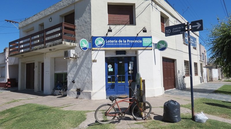 Lo asaltan y le disparan  luego de robarle dinero