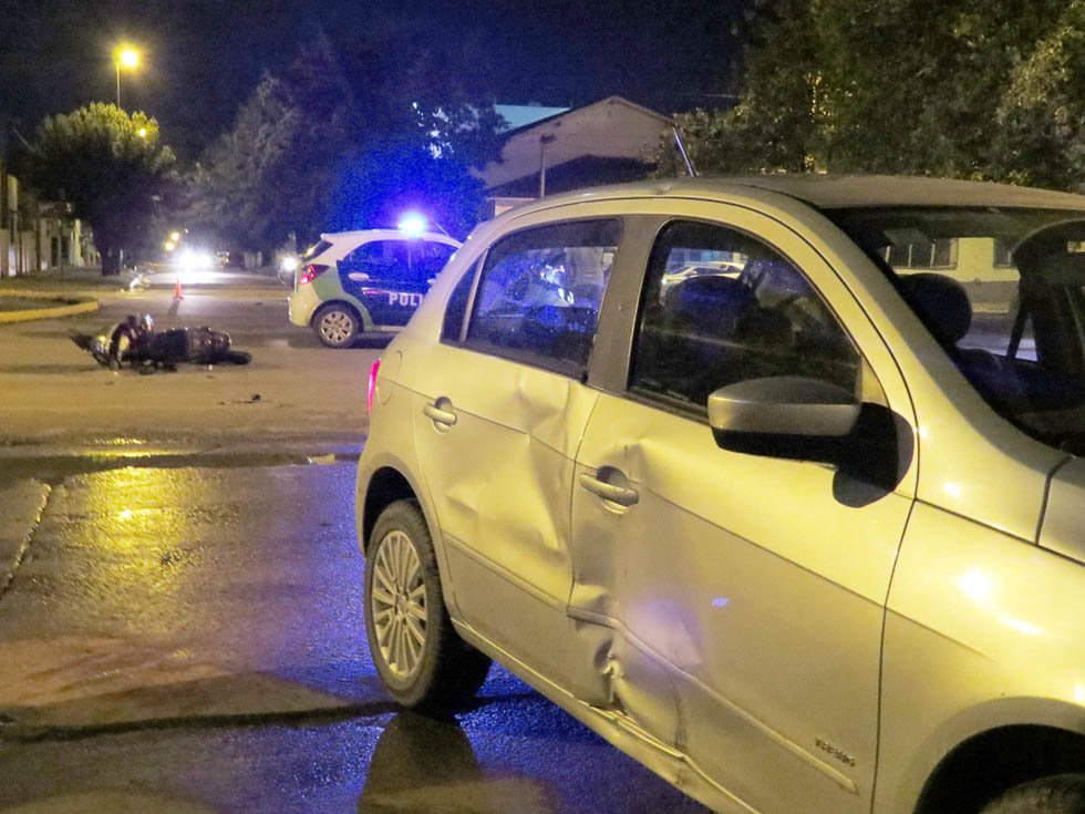 Motociclistas hospitalizadas  tras impactar contra un auto