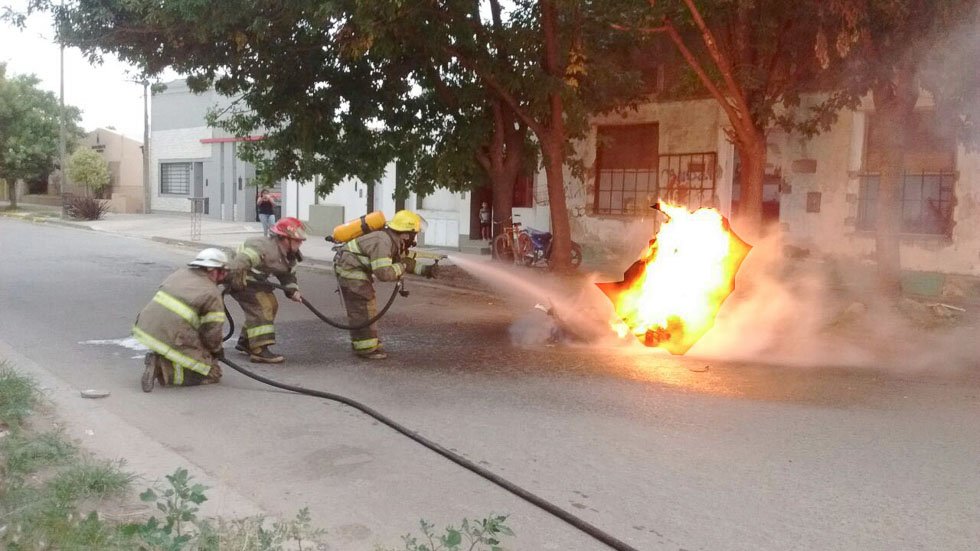 El fuego consumió una moto