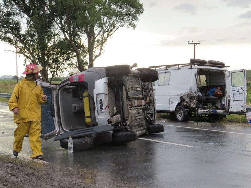 Choque y vuelco en la autovía 226, seis mayores  y dos menores resultaron con lesiones leves