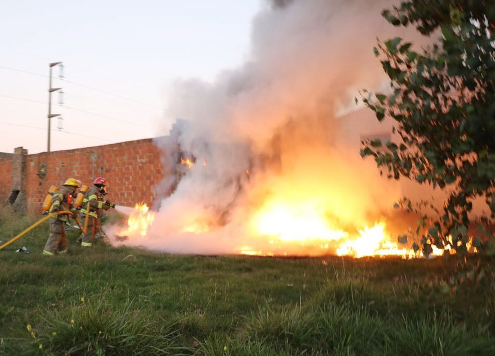 El fuego destruyó un galpón