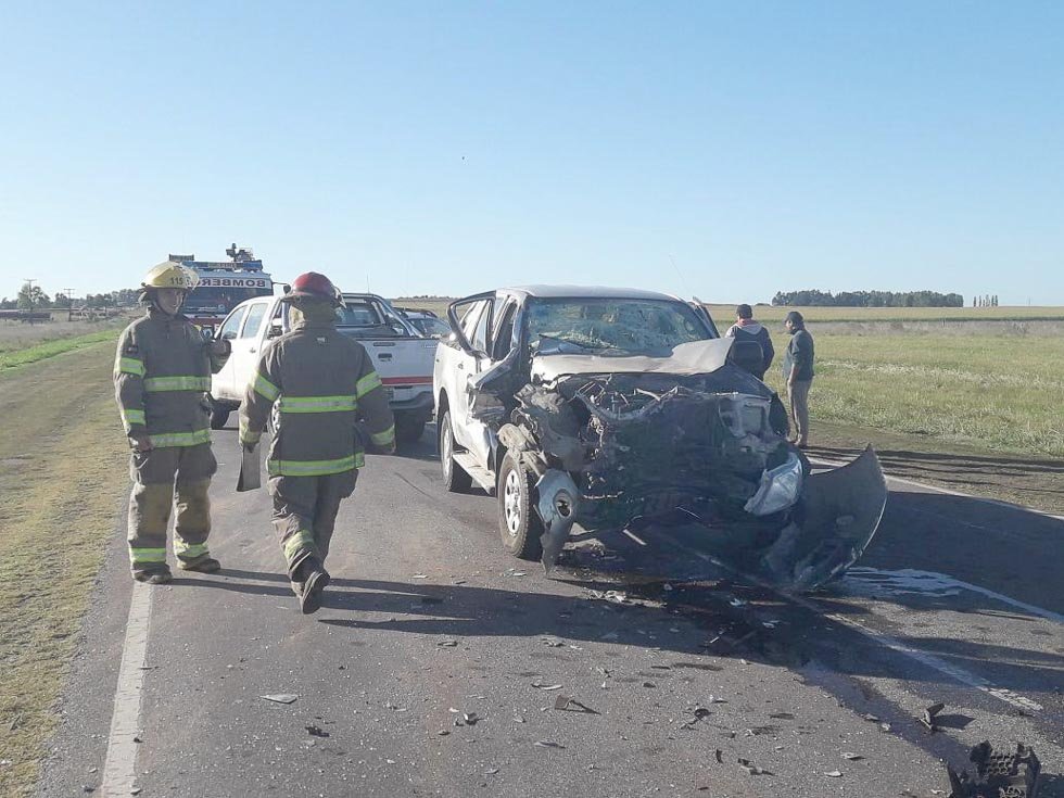 Violento accidente entre un camión y una camioneta: hubo tres heridos