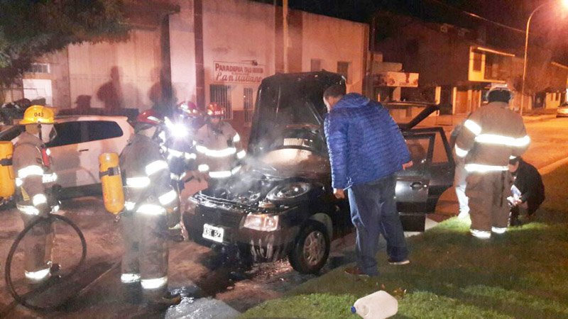 Principio de incendio  afectó a un automóvil