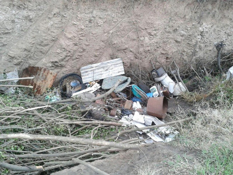Vecinos advierten sobre una cava que está convertida en un basural