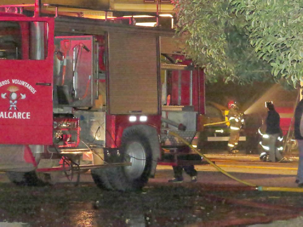 Importantes daños en dos cosechadoras y  dos camionetas al incendiarse un galpón
