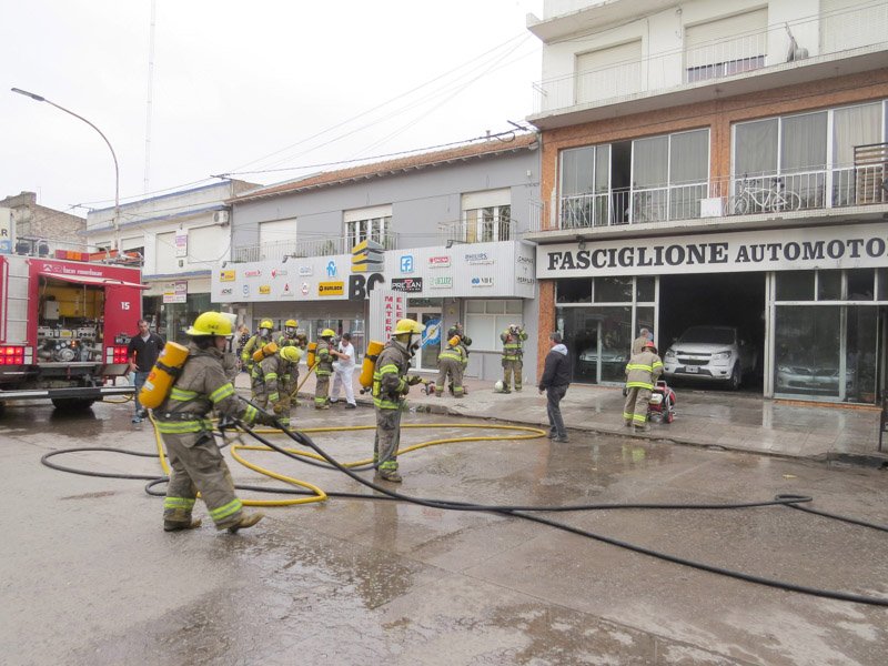 Voraz incendio en una agencia de autos