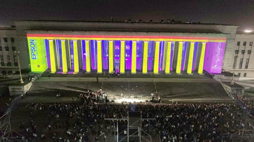 Un creativo balcarceño le puso luz, imagen y sonido a la fachada de un histórico edificio