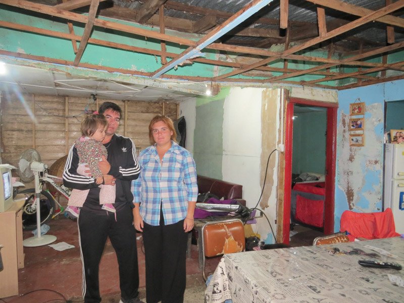 Roban y causan importantes  destrozos en una vivienda