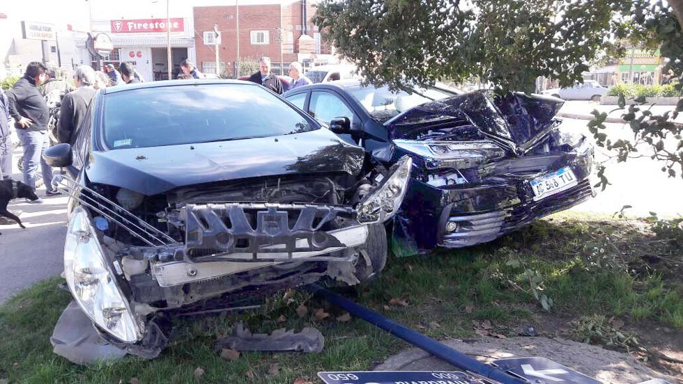 Choque violento entre dos autos