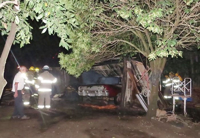 El fuego consumió un vehiculo y  un galpón
