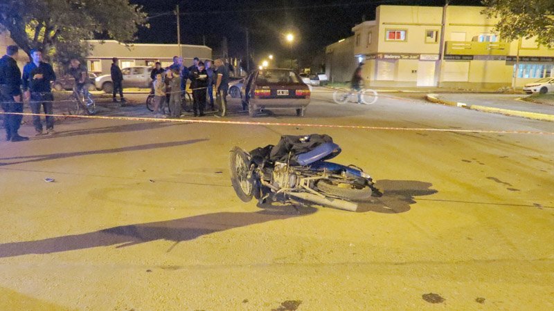 Menor, a bordo de una moto colisionó con un auto