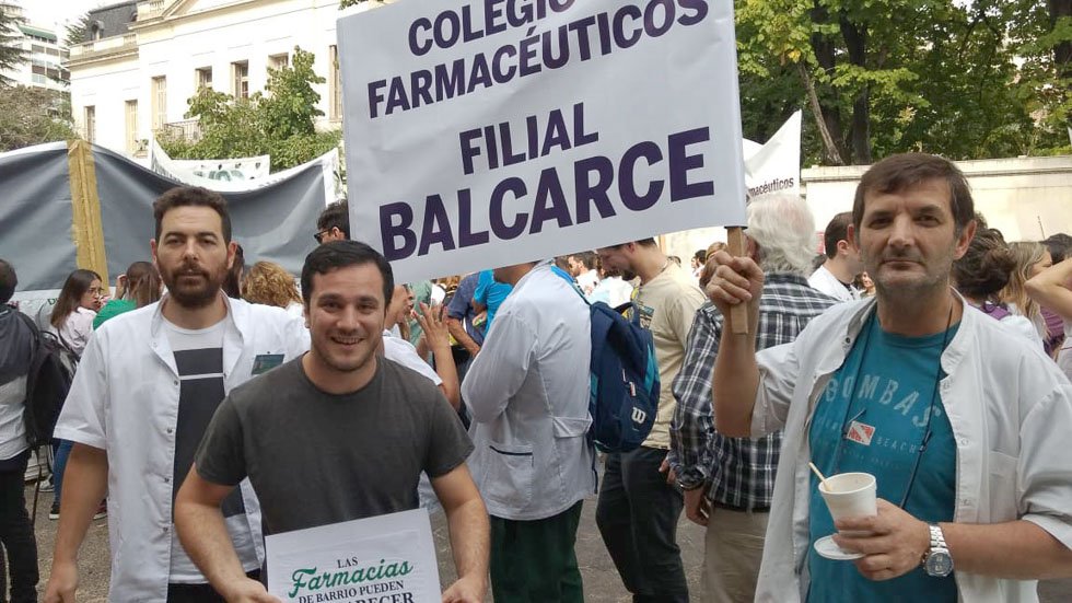 Farmacéuticos locales contra Farmacity 