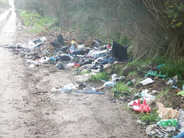 Nuevamente arrojan basura en La Cava