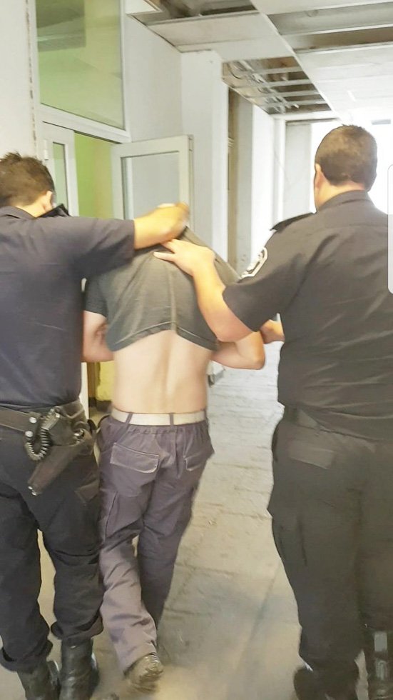 Destrozó el vidrio de un auto para robar: terminó preso
